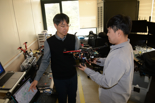 ETRI 연구진이 '진화된 무선 애드혹 네트워크 기술(EVAN)'을 드론에 적용해 시험하고 있다.  ETRI 제공